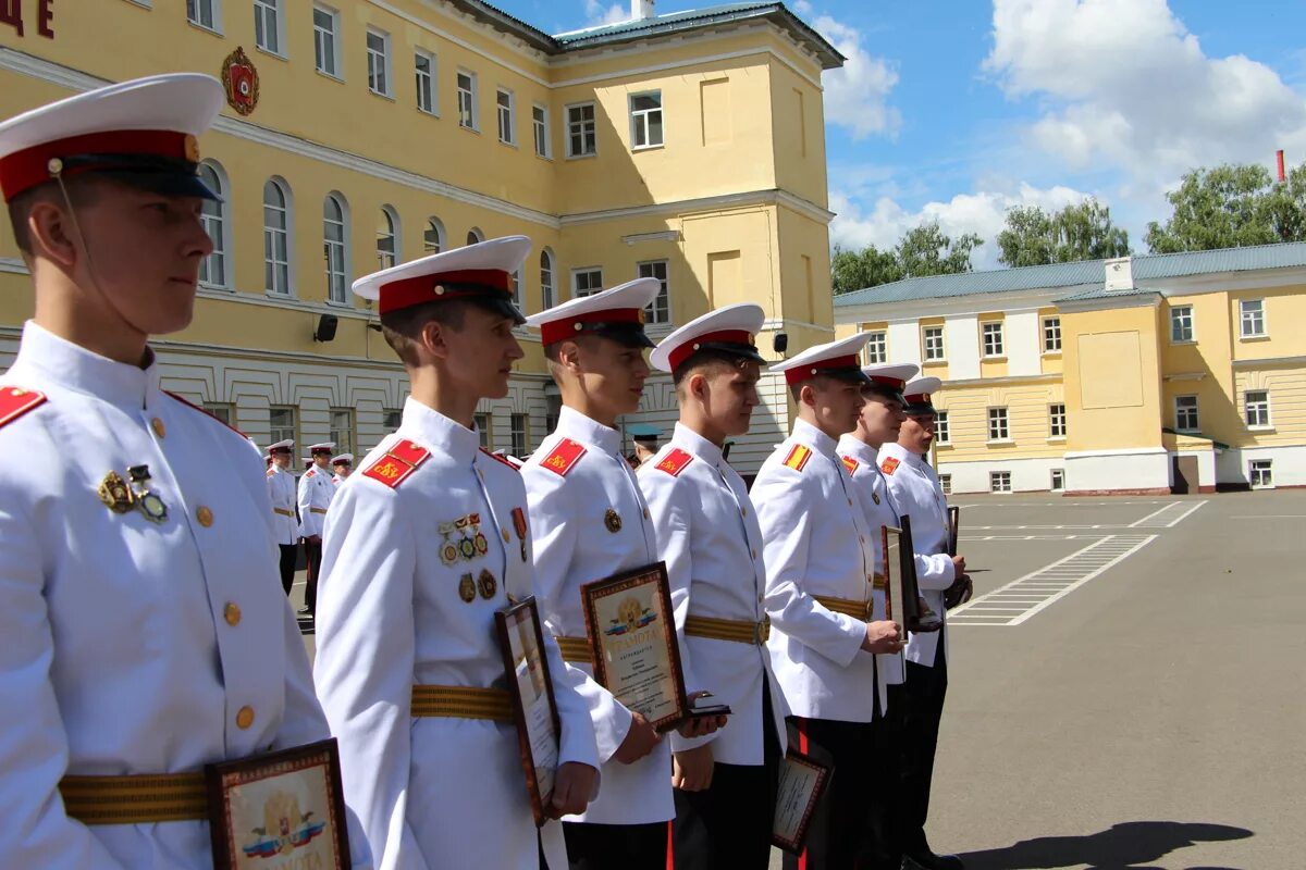 Сву выпуск. Казанское Суворовское военное училище. Форма Казанского Суворовского военного училища. Погоны Суворовского училища Казани. Начальник Казанского Суворовского училища.