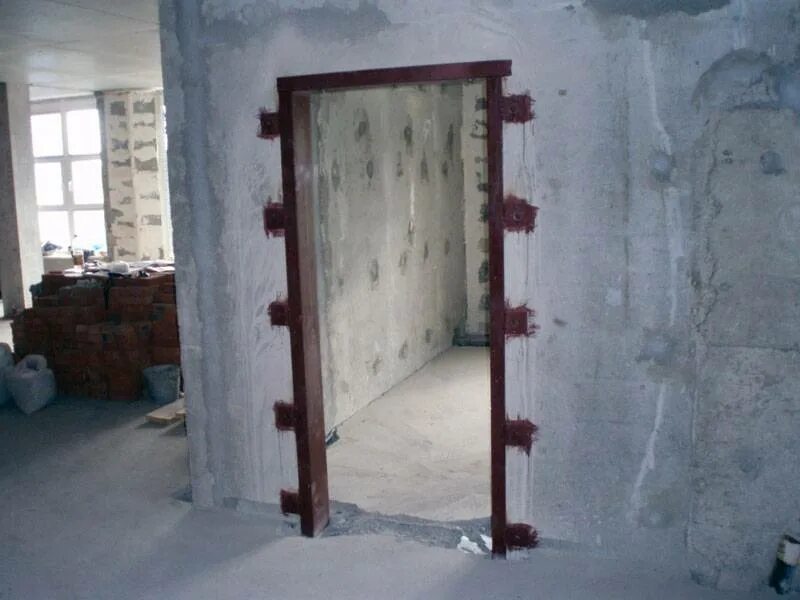 Отверстия в несущей стене. Алмазная резка проемов в бетоне. Пробивка дверного проема 2000 мм. Пробивка проема в монолитной стене. Усиление проема в несущей стене.