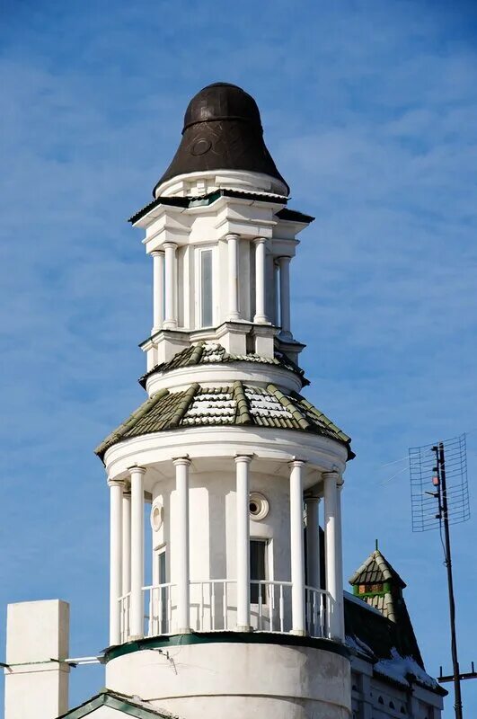 Башенка возвышающаяся на крыше здания. Народная обсерватория эстонии. Круглая крыша. Архитектура и планировка афинская национальная обсерватория. Здание с куполом.