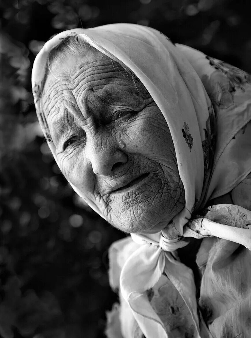 Бабушка плачет. Пожилая мама. Старушка мать. Пожилая женщина грустит. Про старых мать
