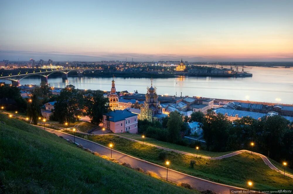 Нижний новгород работа нижегородская область. Набережная Федоровского Нижний Новгород. Набережная Федоровского Нижний Новгород вид на стрелку. Набережная Федоровского Нижний Новгород лето. Столица закатов набережная Федоровского Нижний Новгород.