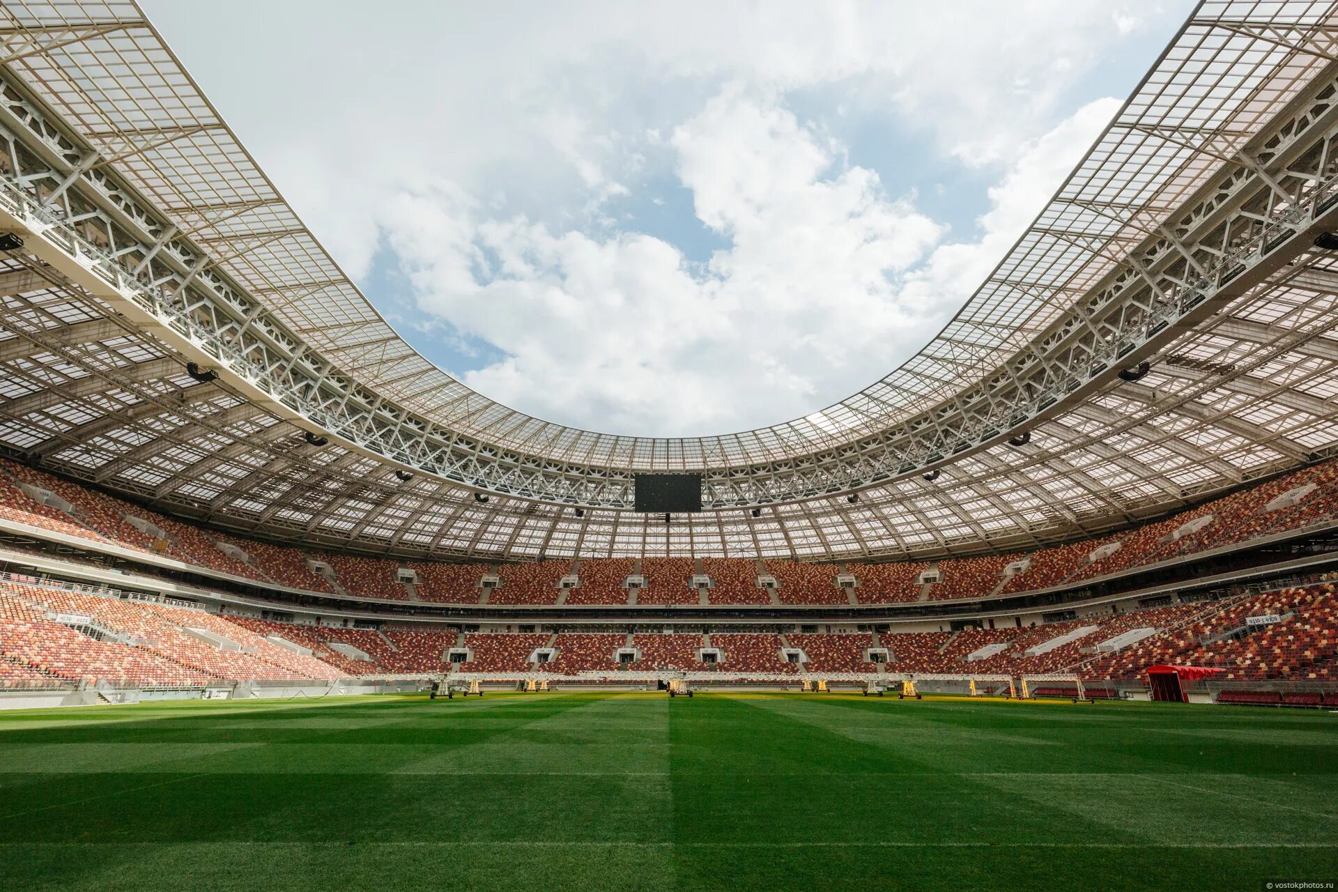 Stadion. Футбольный стадион Лужники. Стадион Лужники архитектура. Стадион Лужники футбольное поле. Лужники поле.