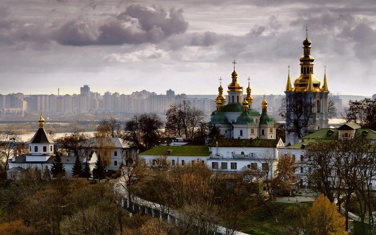 Украина Киево Печерская Лавра. Киевско- Печорская Лавка. Киево-Печерская Лавра (г. Киев). Яблоневый сад Киево-Печерского монастыря. Город на месте киева