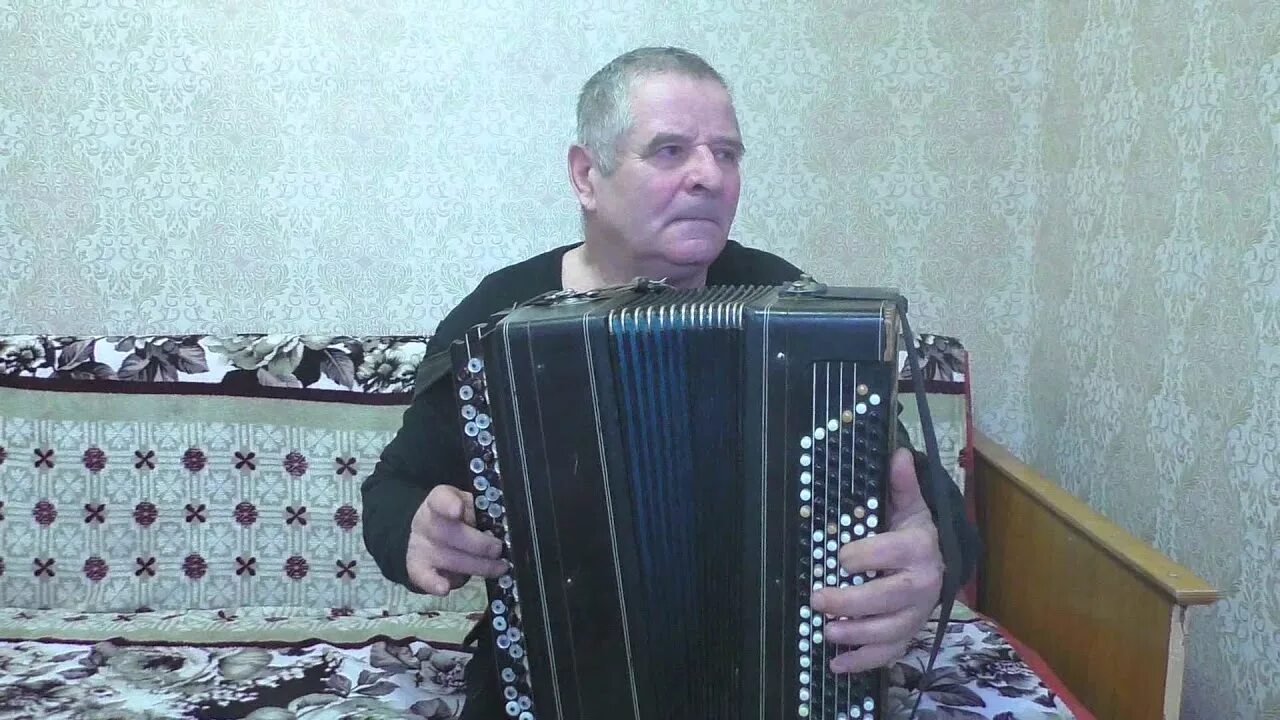 На побывку едет на баяне. Яблочко на баяне. яблочко под баян. эх яблочко на баяне.
