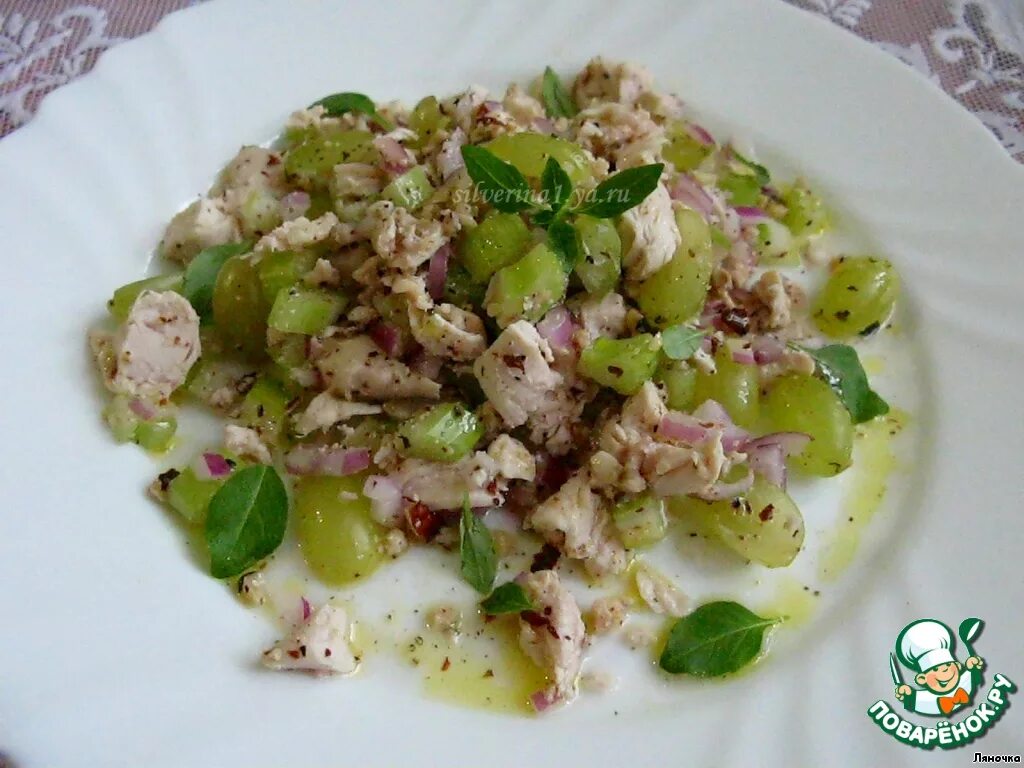 Салат с айсбергом и курицей. Салат виноград сельдерей курица фисташки. Салат с виноградом и орехами и курицей. Салат курица пекинская капуста виноград. Салат с виноградом.