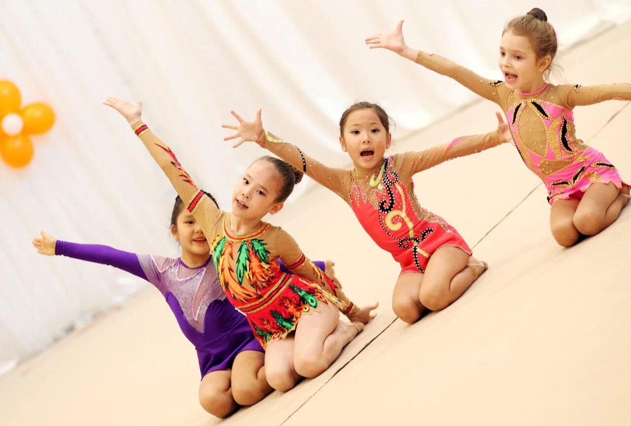 Гимнастику где. Художественная гимнастика дети. Гимнастика для детей. Маленькие гимнастки. Детские танцы.