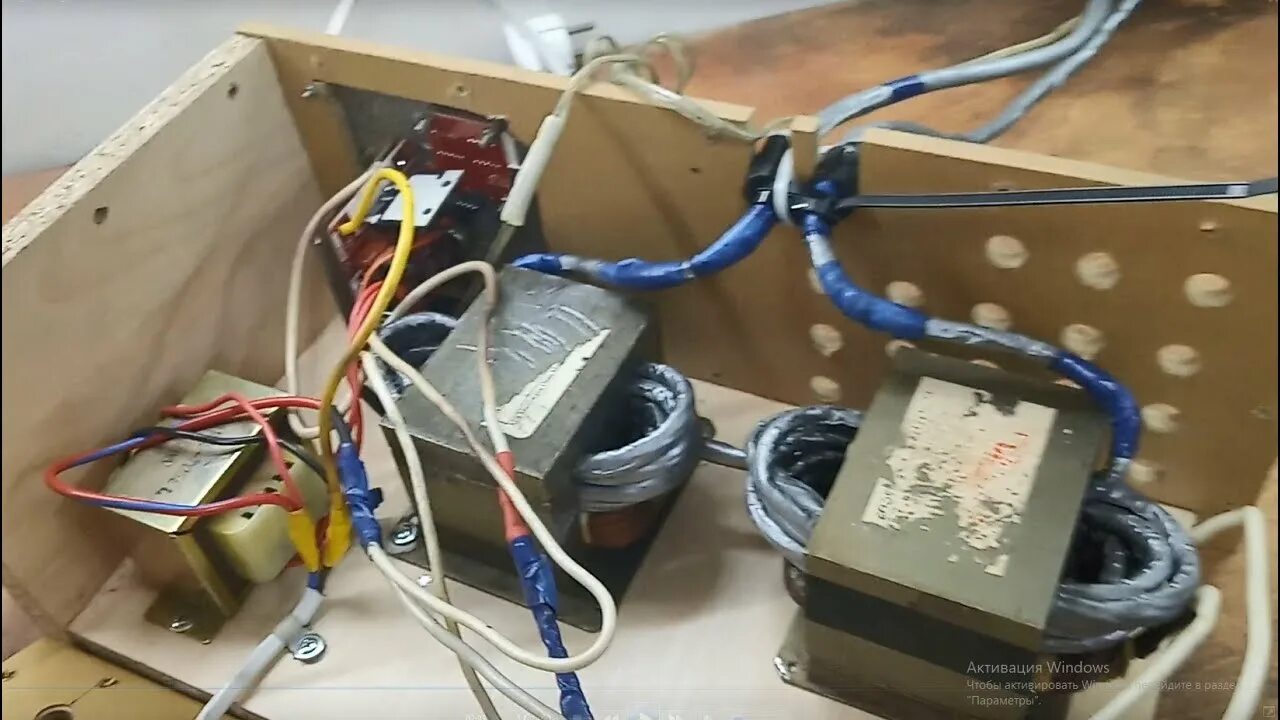 Что можно сделать из трансформатора. Трансформатор микроволновки точечная сварка. споттер из трансформатора микроволновки. сварочный трансформатор из 2 трансформаторов от свч. трансформатор микроволновой печи сварочник.