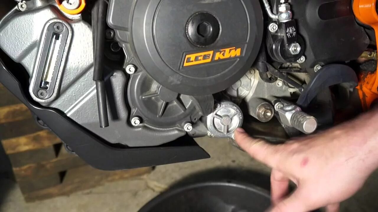 Замена масло ктм. Ktm 990 engine mount. ктм 690 фильтр масляный. уровень масла ktm 1190. крышка масляного фильтра сорвалась резьба ктм 690.