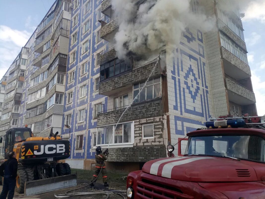 Сгорел дом в раменском. Пожар в многоквартирном доме. Пожар в многоэтажном доме. Пожар в квартире многоэтажном доме. Пожар многоэтажки.