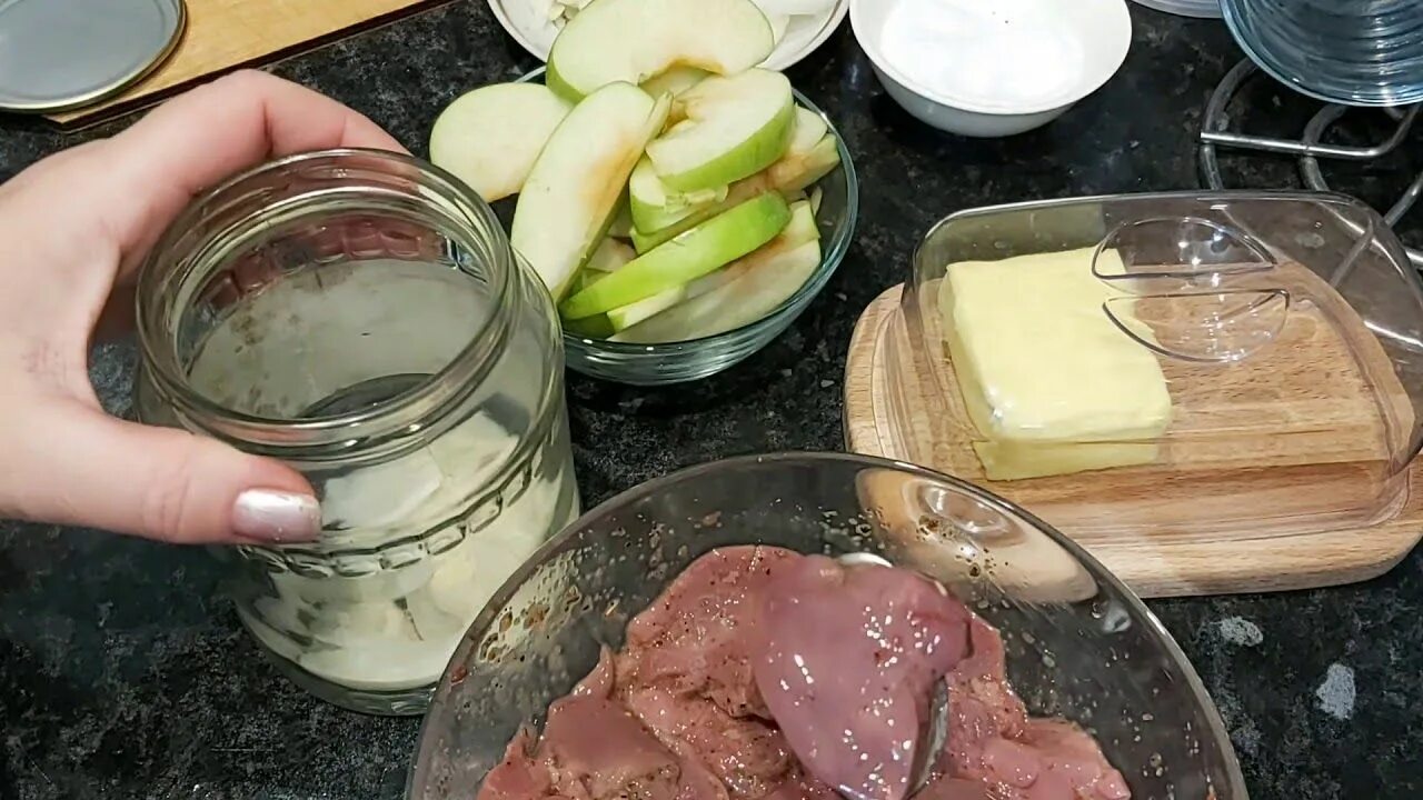 Печень куриная в банке с яблоком рецепт. Печёнка куриная в банке. Куриная печень с яблоками в банке. Печень в банке с луком и яблоками в духовке. Готовка куриной печени в банке с луком и яблоком.