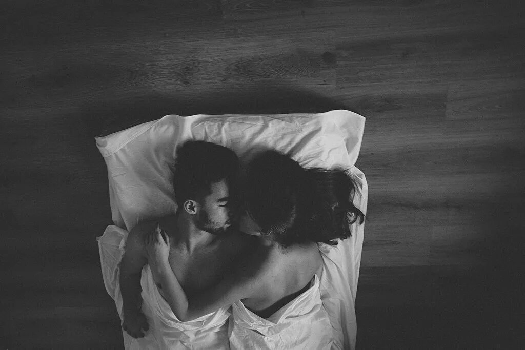 Двое белых. Парень и девушка в кровати. Обнимаются в кровати. Влюбленная пара в кровати. Кровать для двоих.