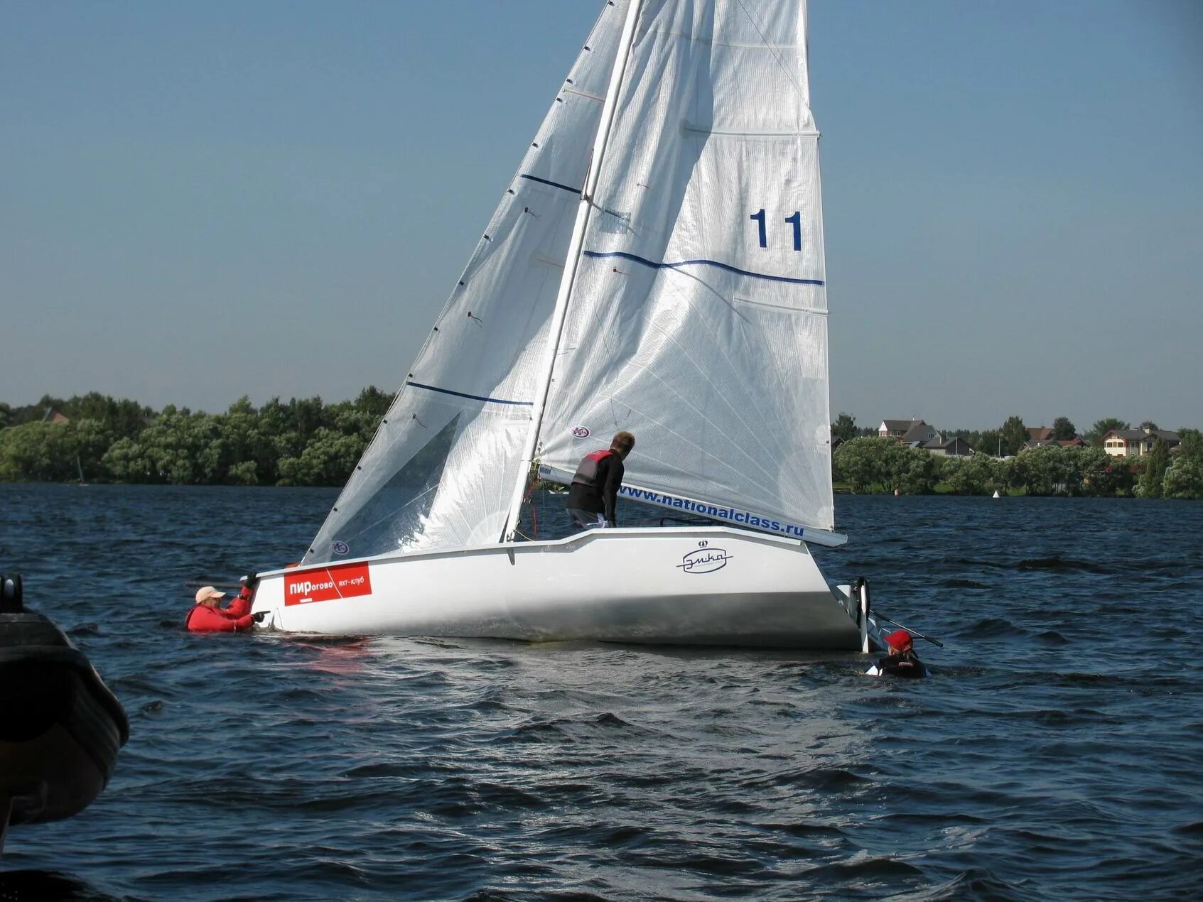 Парусная 14. Сочи парусная 27. Лодка парус в синем цвете. Beneteau first 24. Голубые паруса.