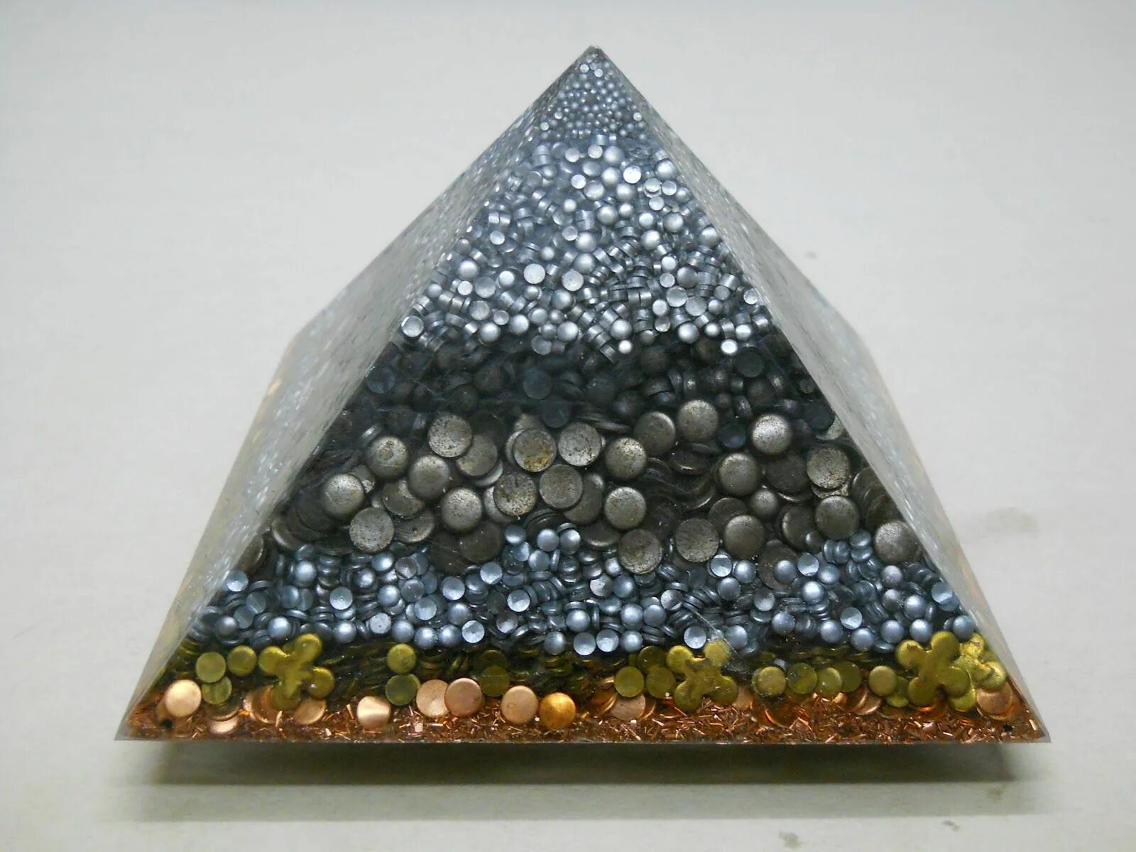 Пирамида оргонит. Оргонит торус. Sbb катушка оргонит. Sbb катушка оргонит. Пирамида оргонит.