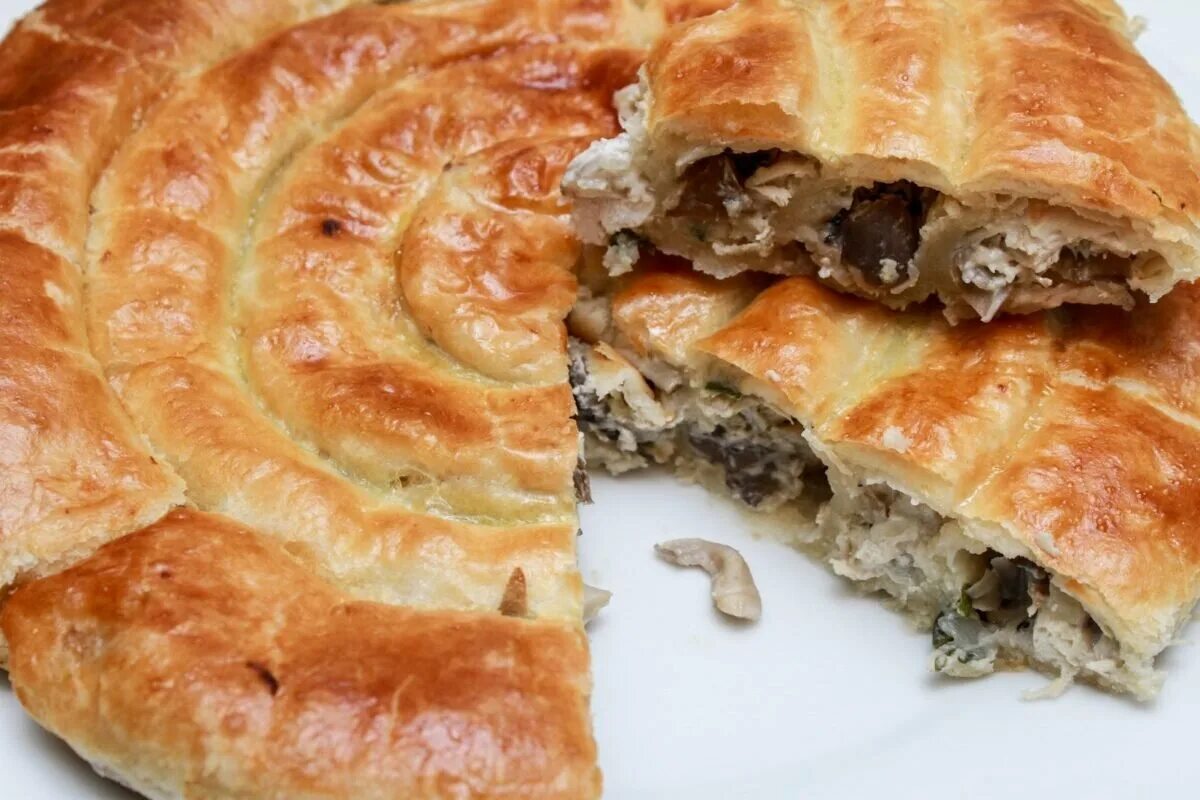 Мясной пирог в духовке из слоеного теста. Пирог из слоеного теста. пирог мясной слоеный. пирог с мясом из слоеного теста. пироги из слоно дрожжевого теста.