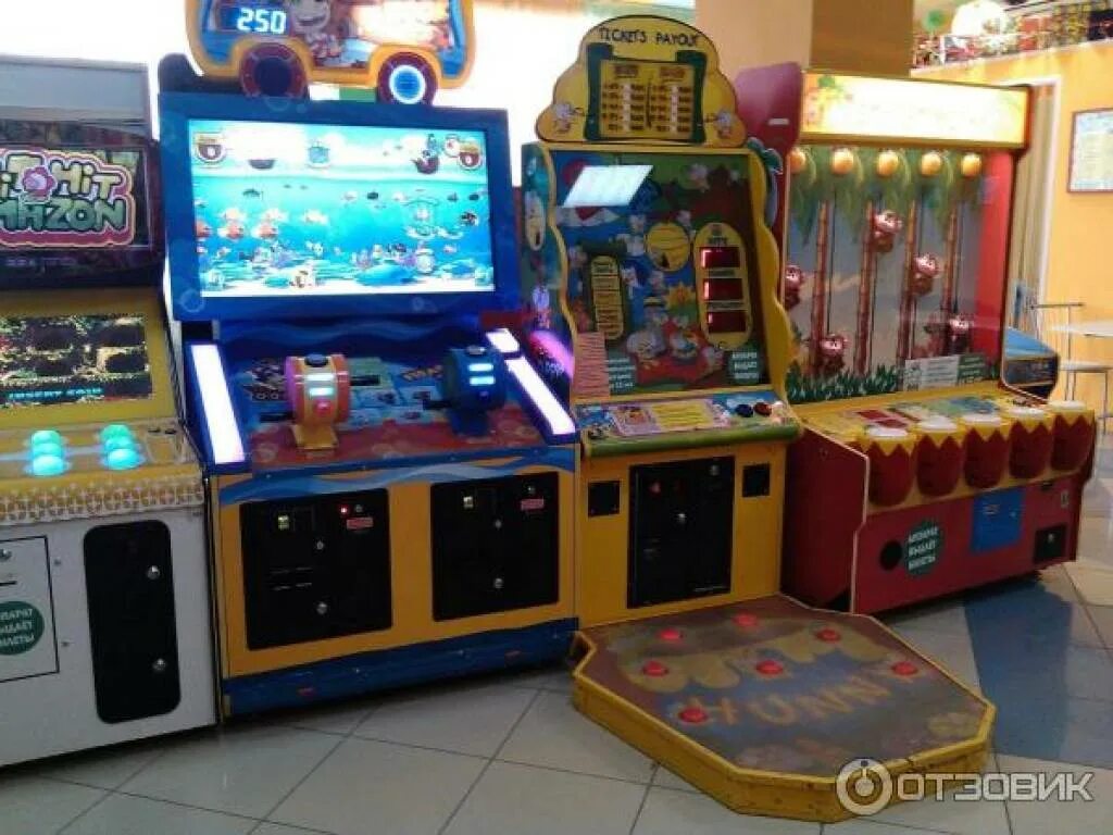 Игровые автоматы 1990. Оператор в зал игровых автоматов. Игровой центр с автоматами. Игровой зал с игровыми автоматами. Развлекательный центр игровые автоматы.