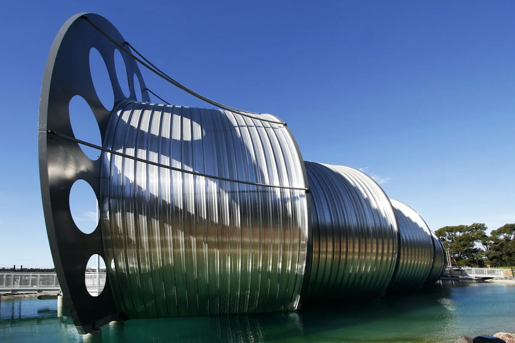 летний концертный зал в парке им. архитектура вода. венсан каллебо архитектура. малая гидроэлектростанция в германии. архитектурный объект водный.