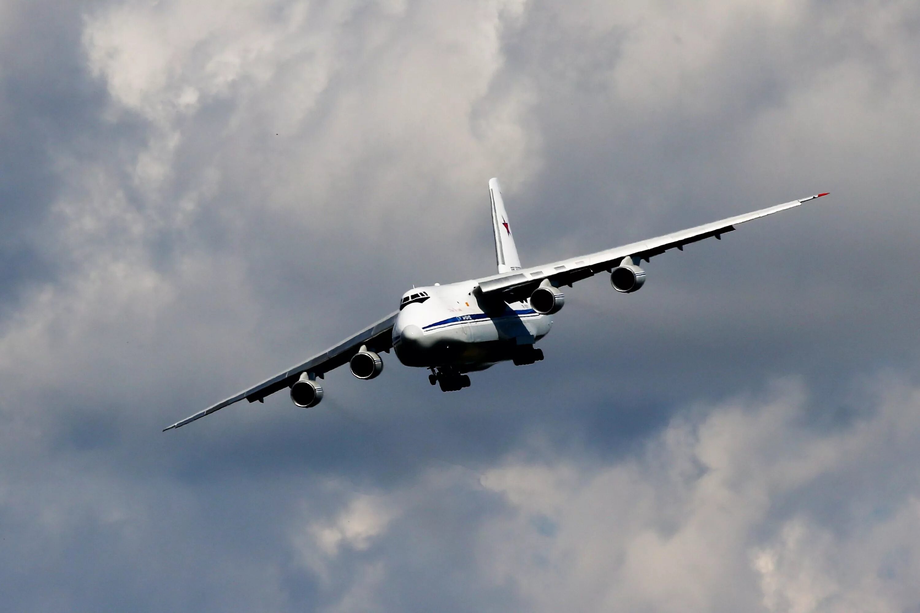 Полеты российских самолетов. АН-124 Волга Днепр.