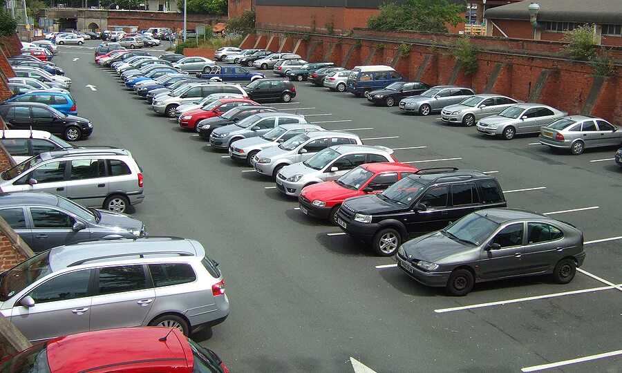 Автостоянки легковые. Автостоянки легковые. Легковые автомобили. Охраняемая стоянка автомобилей. Несколько автомобилей.