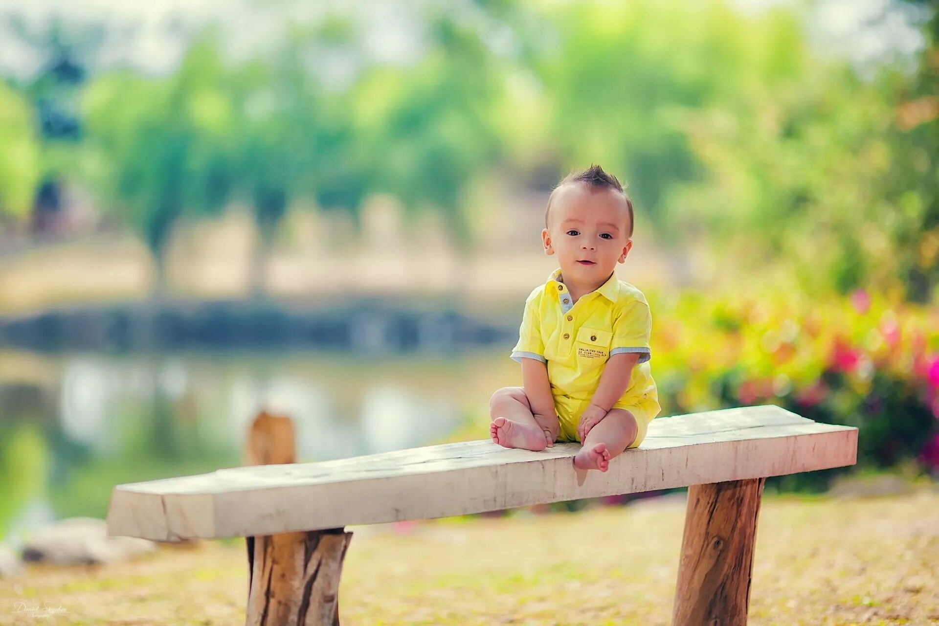 Baby and yellow. Дети на скамейке. Фон для детей. Мальчик сидит на скамейке. Дети сидят на лавочке.