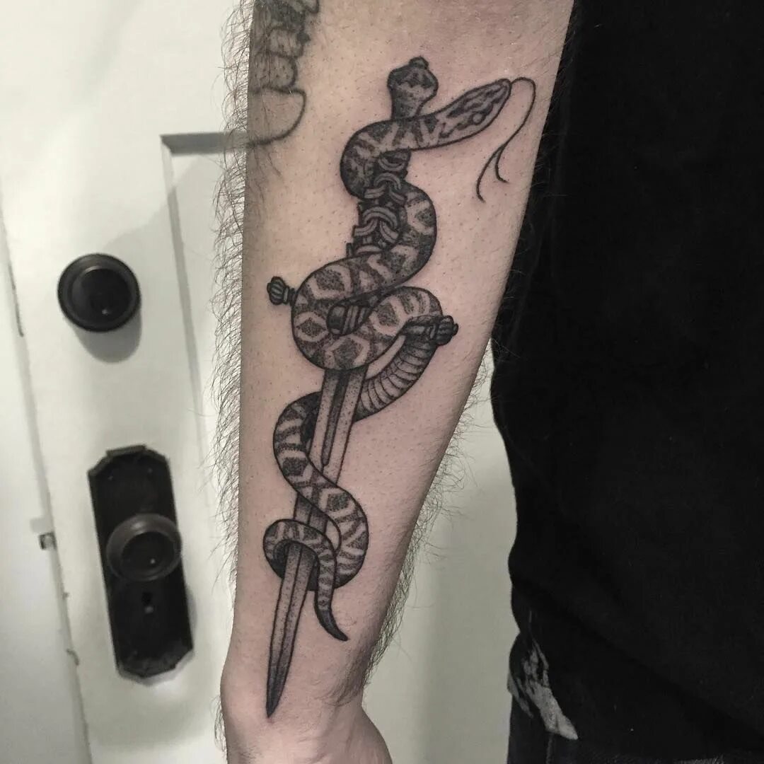 тату кинжал со змеей. тату кинжал со змеей на руке мужские. тату кинжал со змеей. кинжал со змеей. татуировка змеи кинжала.