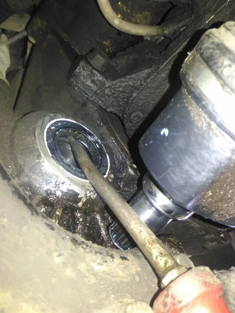 Сальник хвостовика заднего редуктора нива шевроле. Как поменять сальник на шевроле. Сальник заднего редуктора нива шевроле. Шевроле круз сальник гранаты акпп. Сальник акпп chevrolet cruze.