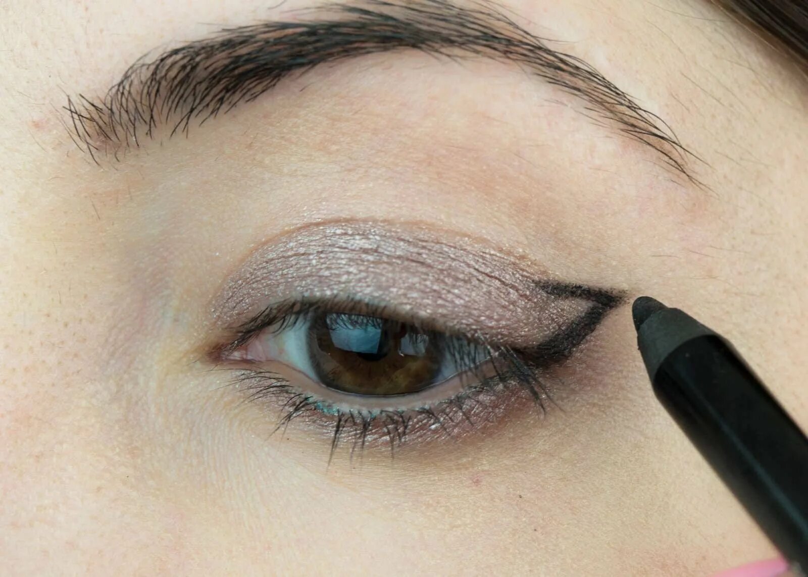 Карандаш eyeliner. Макияж с подводкой. Стрелки карандашом. Подвести глаза карандашом. Стрелки макияж.