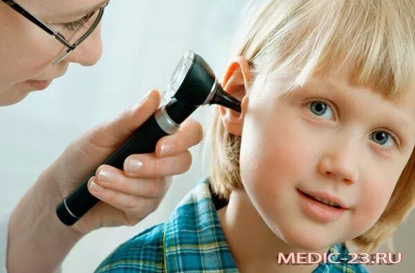 При сильной ушной боли. Санпин прогулки в детском саду. Можно ли гулять с температурой. Отит у грудничков детей. Отит у грудничка симптомы.