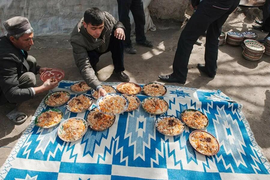 Самарканд Ош маркази плов. Ситора Ош Самаркандский плов. Узбек с пловом. Плов на столе.