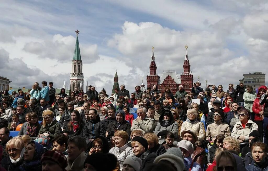 Сколько жителей в московском. Москва люди. Население Москвы. Населенность Москвы. Мигранты на красной площади.