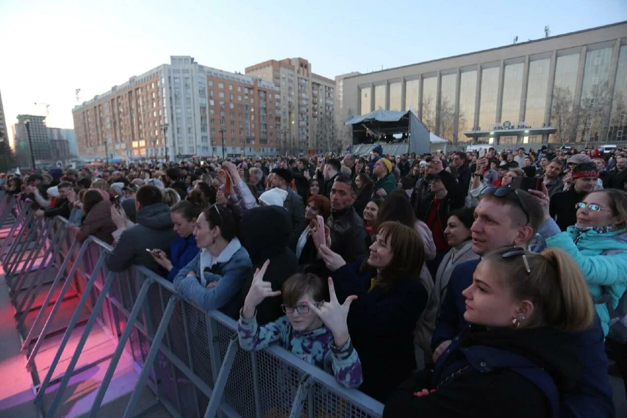 Токсис концерт новосибирск. Концерты Новосибирск. Митинг в Новосибирске. Концерт «ZАРОССИЮ». Фоторепортаж концерт.