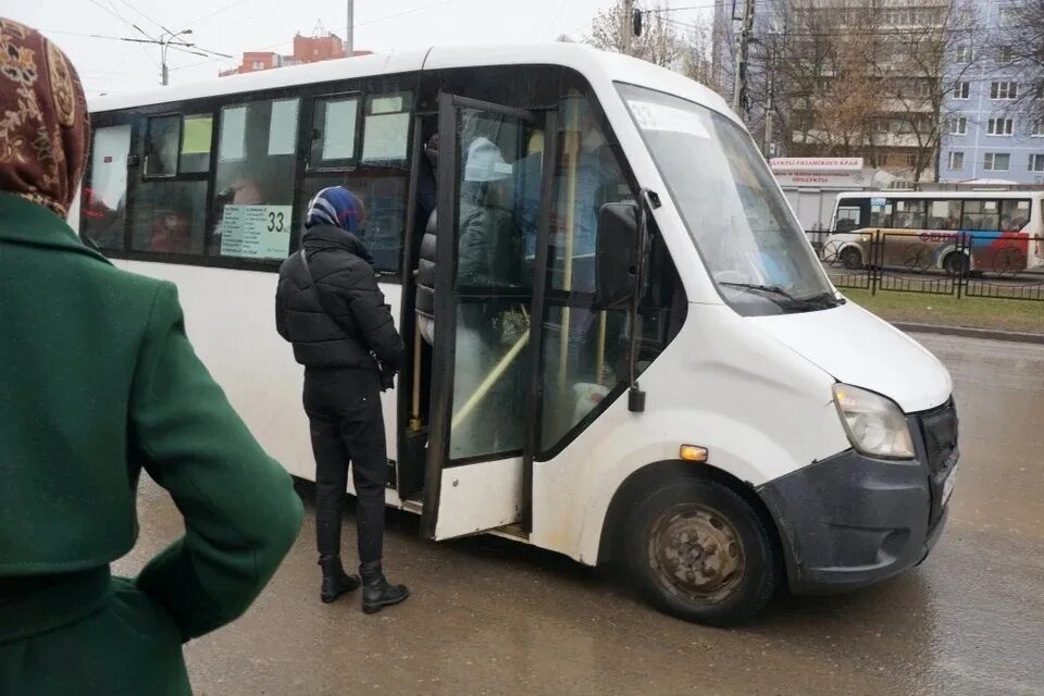 Водители досааф. Женщина водитель маршрутки. Маршрутчик обматерил пассажиров. Маршрутчик обматерил пассажиров. Водитель рязань москва.