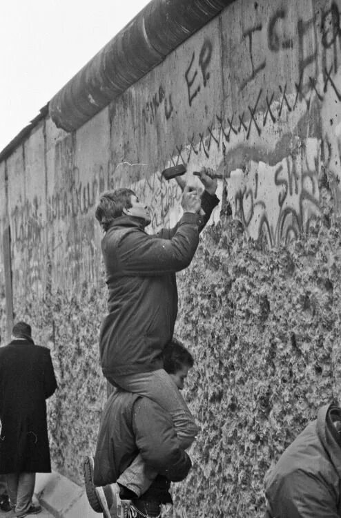 Фрг и гдр берлинская стена. Берлинская стена 1961-1989. Берлинская стена ГДР. Берлинская стена разрушение. Падение Берлинской стены.