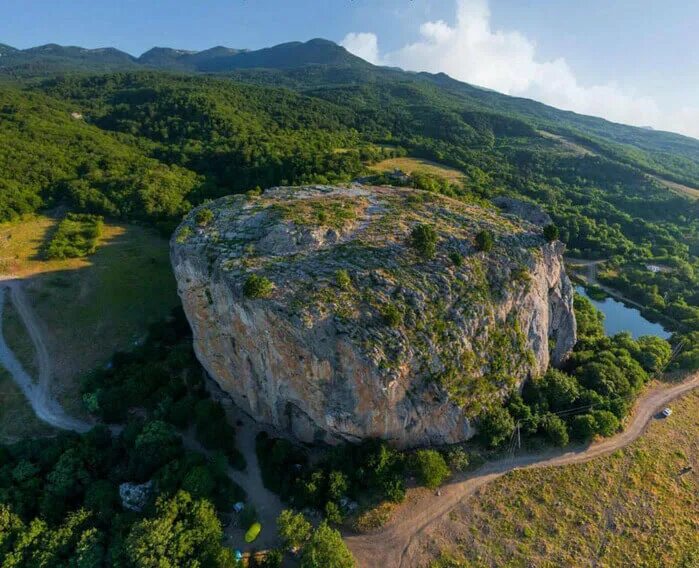 Краснокаменка ялта красный камень. Красный камень озеро. Краснокаменка (ялта). Красные скалы паанаярви зимой. Красный камень брянская область.
