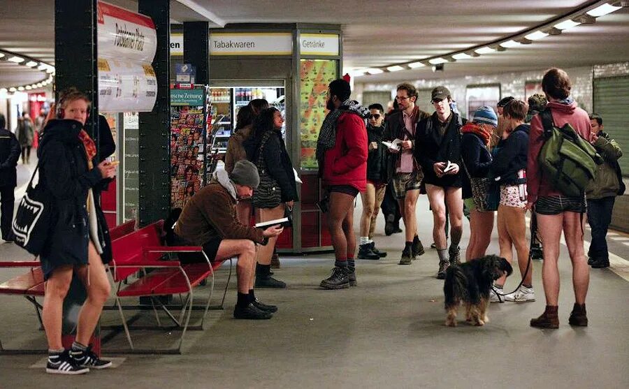 No Pants Subway Ride Москва. В метро без штанов. День без штанов. В метро без штанов 2013. На улице без штанов