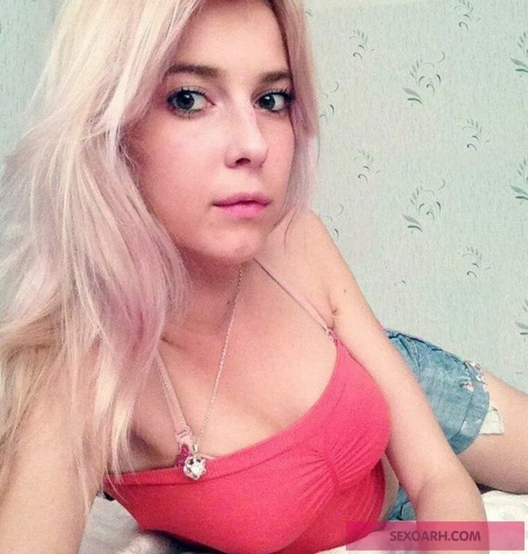 Девушки 1500 руб. Девушка держит рубли в руках. Девушки 1500 руб. Девушка с купюрами. Деньги в руках девушки.