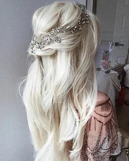 прическа на длинные белые волосы