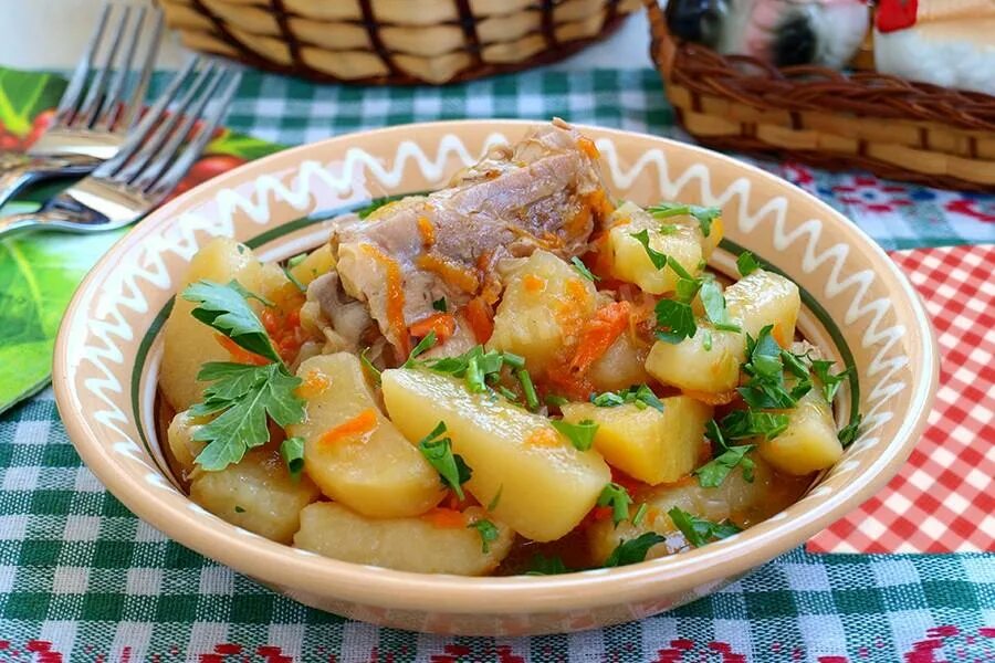 Рецепт картошка с овощами в мультиварке. Жаркое из курицы. жаркое из курицы с картошкой. жаркое по домашнему с курицей. жаркое из курицы с картошкой и овощами.