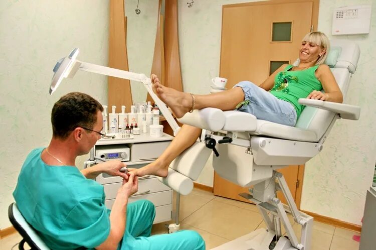 Специалист по лечению ногтей. Специалист по лечению ногтей. Медицинский аппаратный педикюр. Врач по заболеваниям ногтей. Специалист по лечению ногтей.