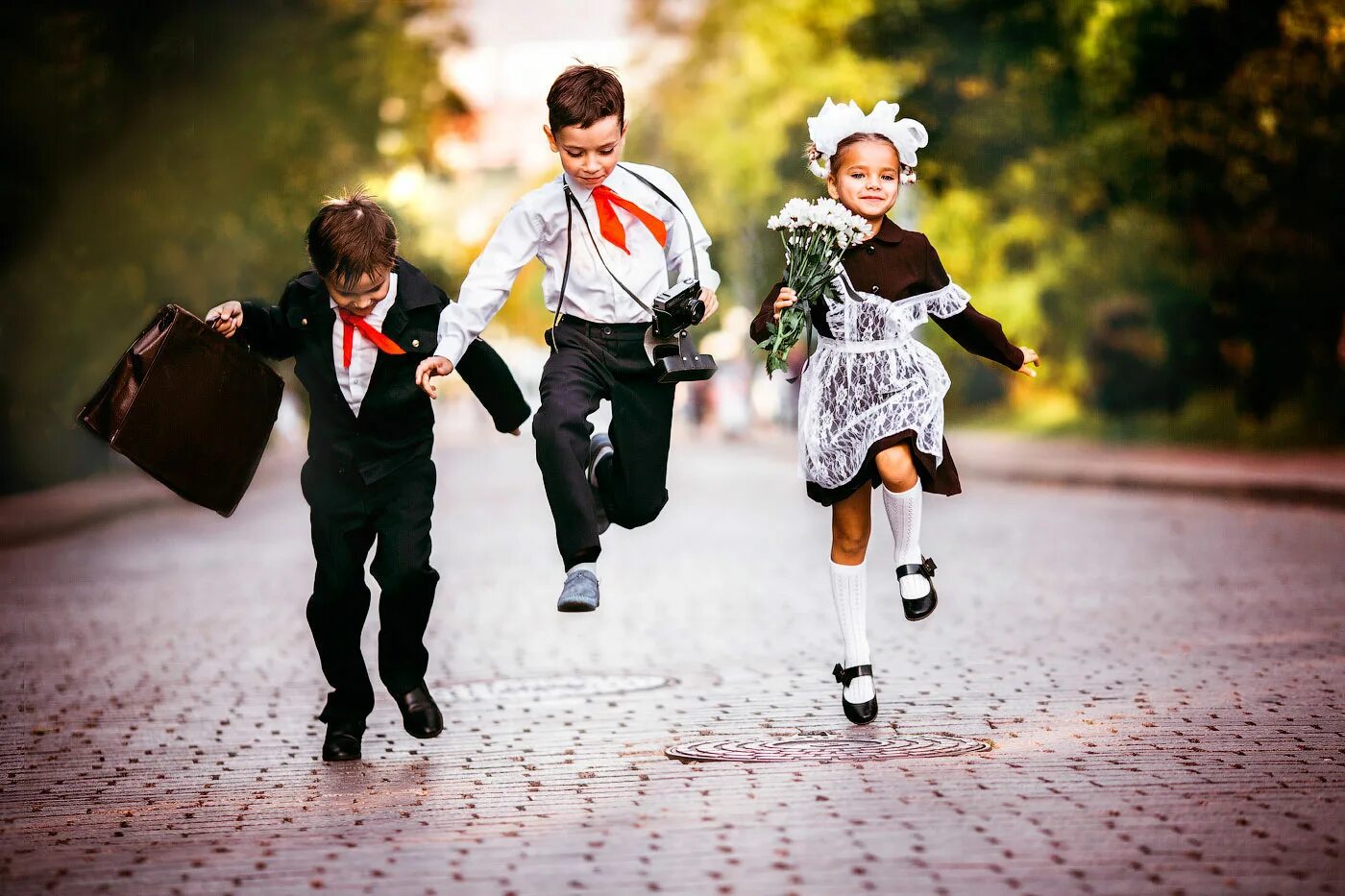 Портфель первоклассника. Современный первоклассник. Первое сентября рисунок. Веселые школьники. Первоклассники в школе.