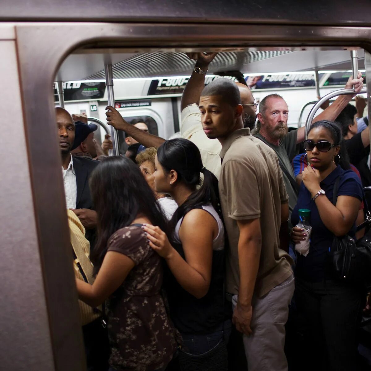 When most people travel. Метро Нью Йорка в час пик. Пекин в час пик. Manhattan метро. Commuters of New York City Subway.
