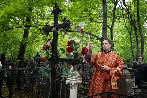 Могила священника