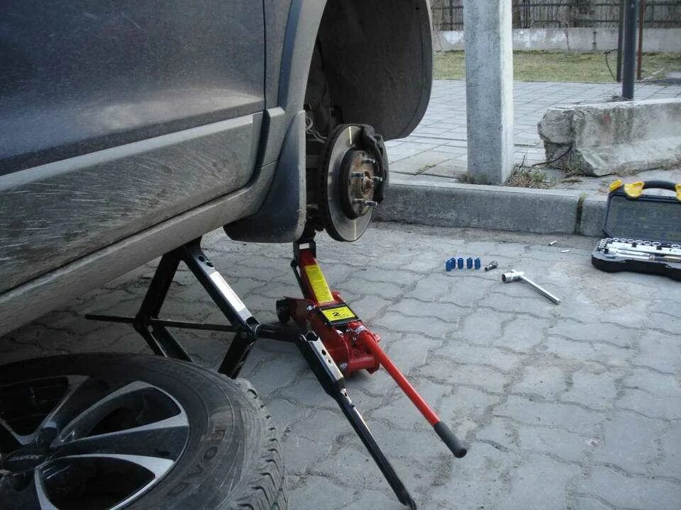 Подъем авто домкратом. Подкатной домкрат для паджеро 4. домкрат хайджек подъем машины. подкатной домкрат для нивы шевроле. подкатной домкрат для рено дастер.