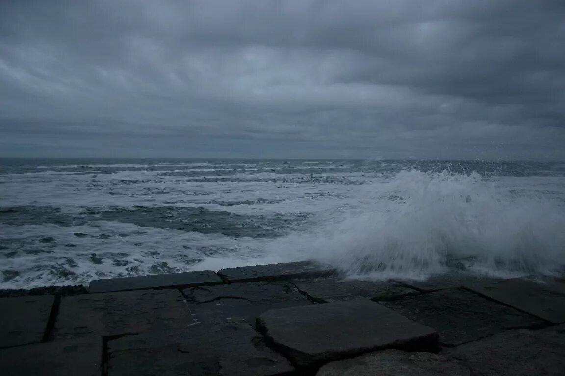 Впр ночь безлунна успокоившиеся после шторма. Море после шторма. Море вечер шторм. И утихло море. Шторм в море вечер Эстетика.