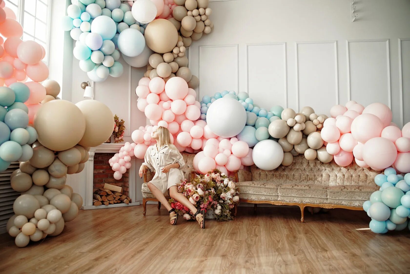 Комната с шарами. Фотозона с шарами. Шары в интерьере. Воздушный шарик.