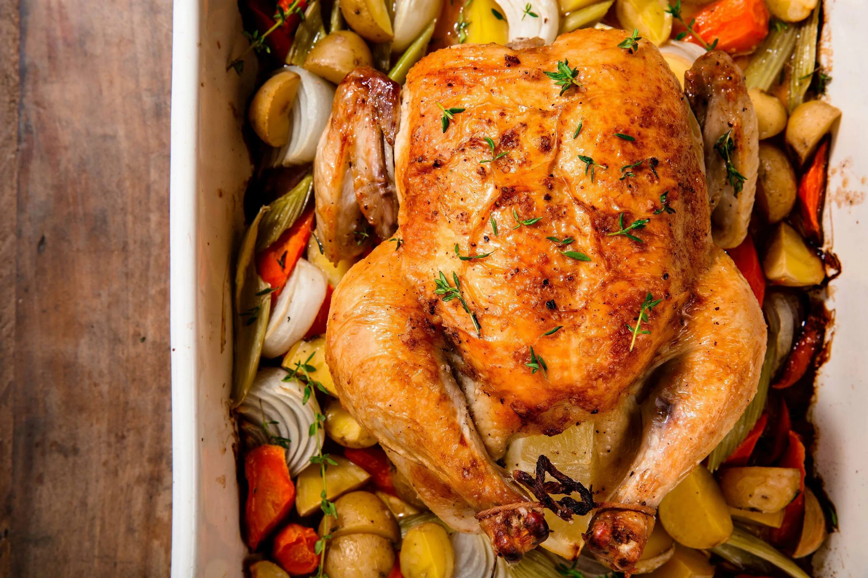 Блюда из курицы и овощей. Курица в духовке. Курица запеченная в духовке. Курица в духовке с картошкой и овощами. Курица запеченная с овощами.