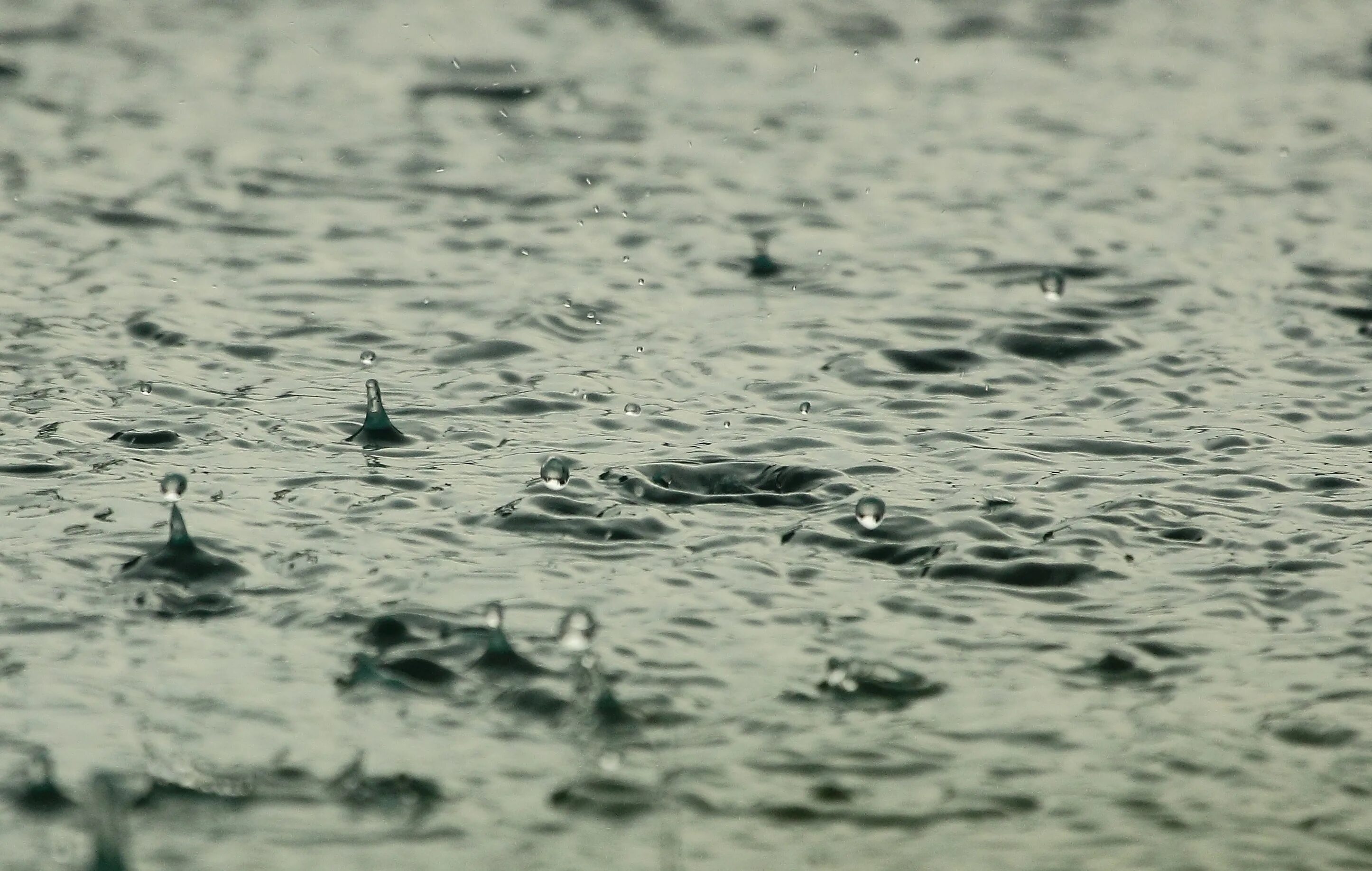 Сильная капля воды. Дождь. Капли дождя. Ливень. Капли дождя на воде.