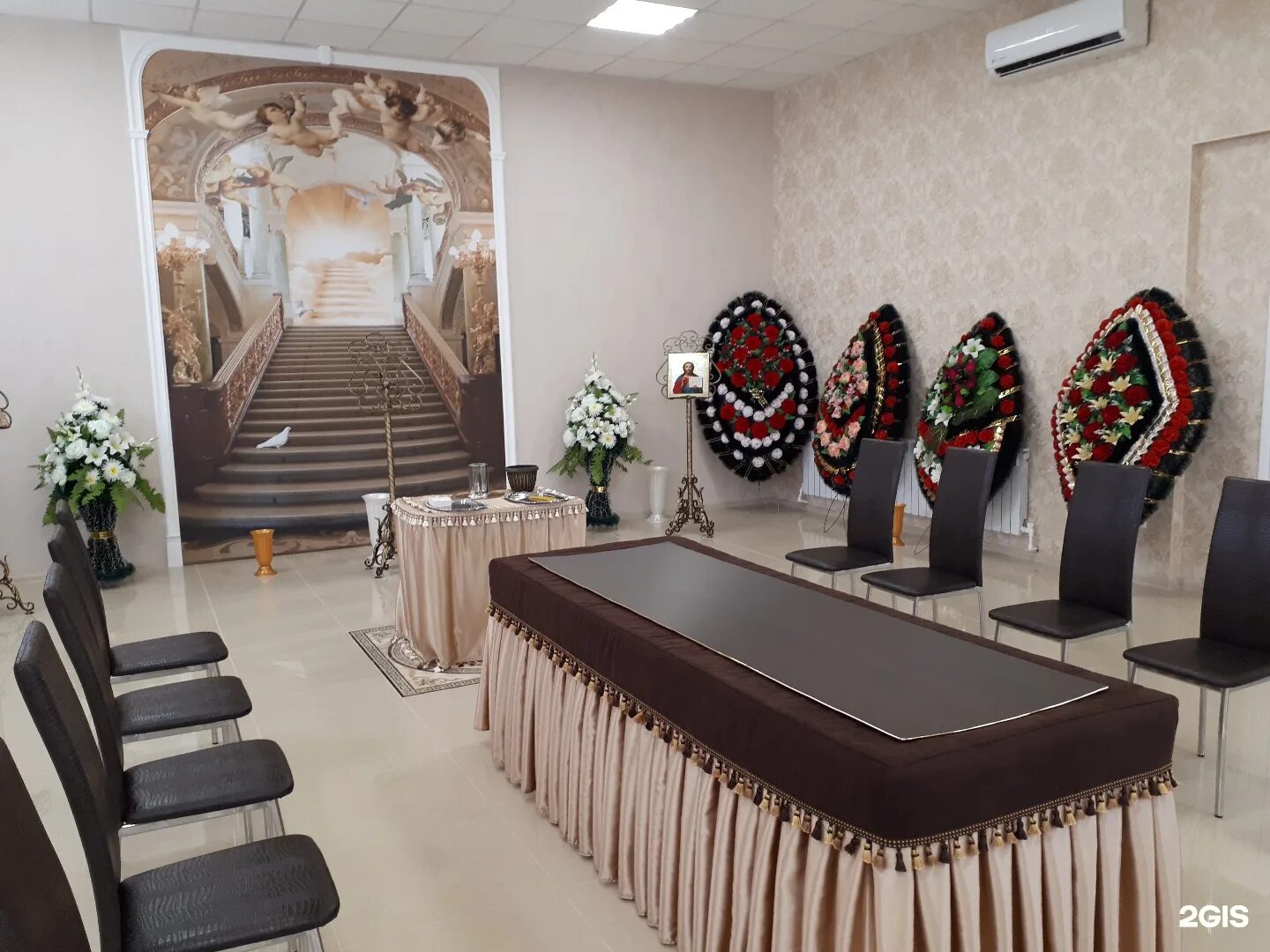 Акрополь астрахань ритуальные услуги. Акрополь астрахань катафалк. Машина похоронного бюро. Акрополь астрахань ритуальные услуги. Акрополь ритуальные услуги ассортимент.