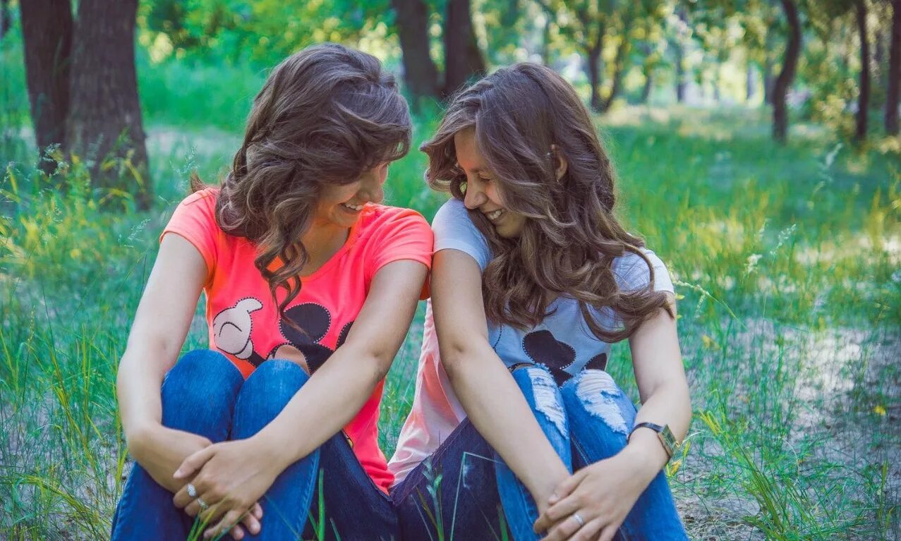 Две красивые девушки. Фотосессия подруг. Две сестры 15. Две девочки близняшки. Красивая сестра.