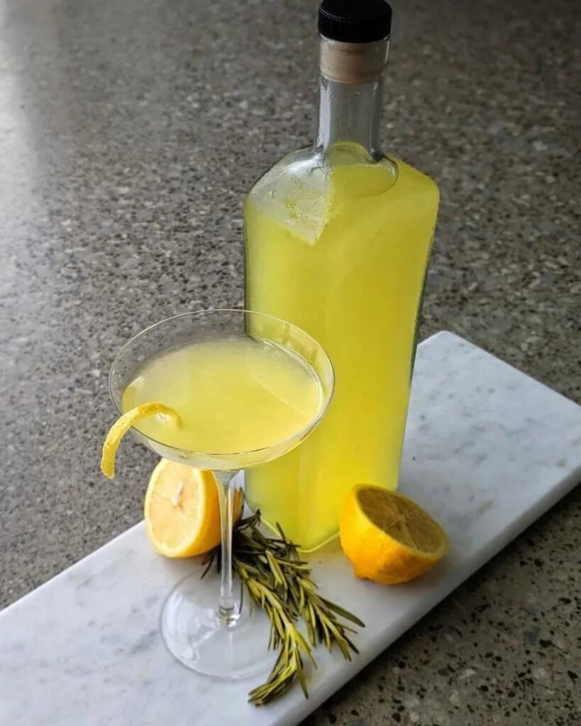 Как пить лимончелло. Лимонный ликер лимончелло. лимонный ликёр limoncello. лимончелло крепость. итальянский напиток алкогольный лимончелло.