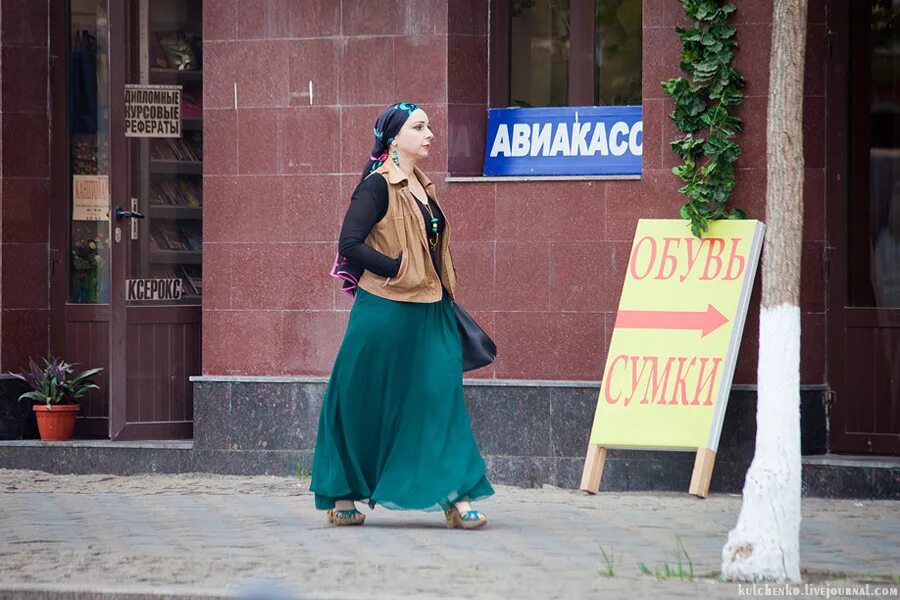 Чеченские девушки. Чеченские девушки на улицах. Одежда чеченских женщин на улице. Грозный девушки на улице.